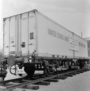 857533 Afbeelding van een containerwagen met hydraulische schokopvanger systeem Pullman Talbot op de beurs NEDEX '66 in ...